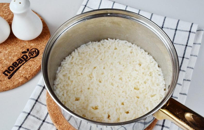1. Этап. Начинка для расстегаев: Отварите рис в стакане воды со щепоткой соли.