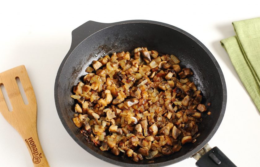 1. Этап. Салат из жареных шампиньонов: Грибы и лук нарежьте кубиками. Обжарьте на растительном масле до готовности, посолите и поперчите по вкусу.