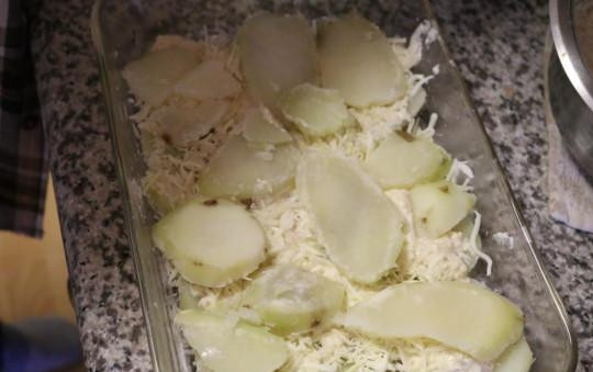 1. Этап. Картофельная запеканка с двумя видами сыра: Полейте соусом и снова выложите слой картошки. Посыпьте смесью сыров.