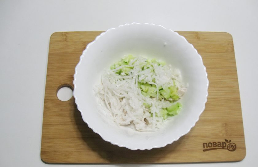 1. Этап. Салат Русская метель: Редьку помойте, очистите и натрите на терке. Выложите в салат.