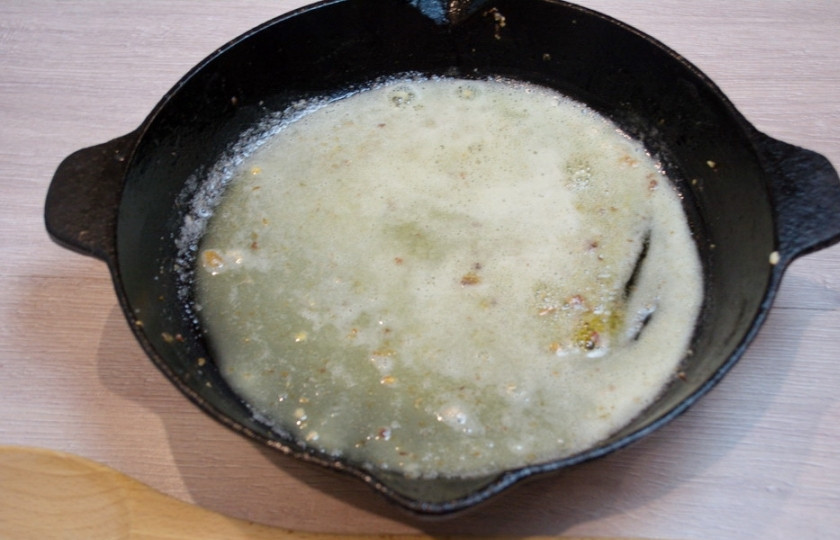 1. Этап. Свинина кусочками в соусе: Пока мясо тушится, в сковороду влейте растительное масло (3 ст. ложки). Добавьте 1,5 ст. ложки муки и обжарьте муку на растительном масле. Масса будет напоминать молочную жижу.