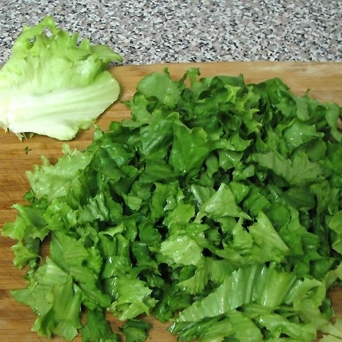 1. Этап. Салат из тунца консервированного: Крупно нарезаем листья салата.