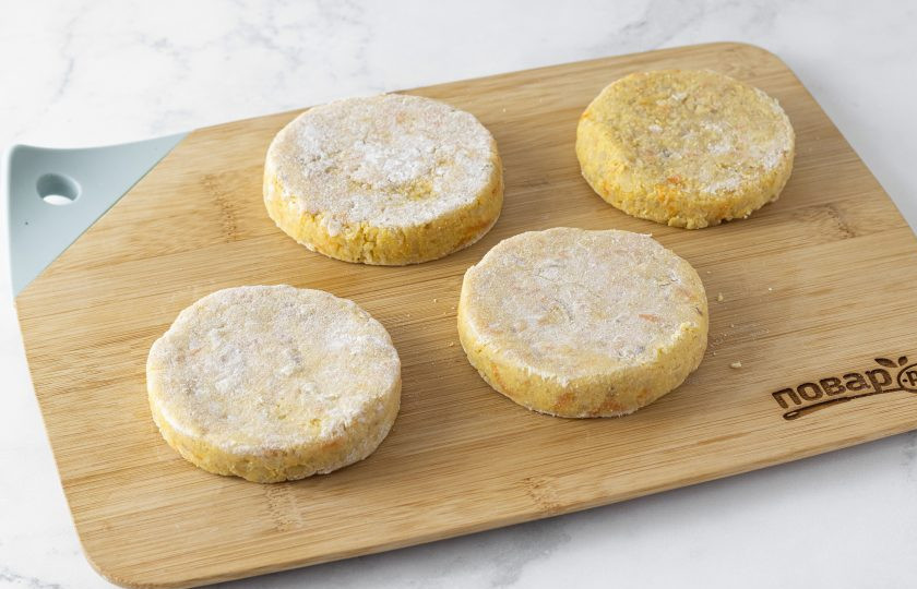 1. Этап. Котлеты из гороха и капусты: Сформируйте из получившейся массы котлетки. Обваляйте их в муке.