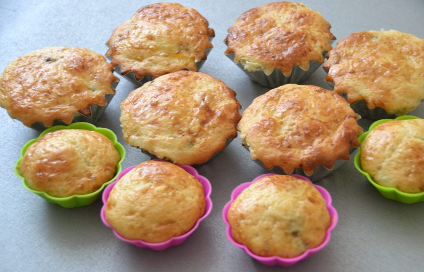 1. Этап. Кекс Майский: Выпекайте кексы в духовке, разогретой до 190 градусов в течение 40-50 минут, готовность проверяйте зубочисткой.