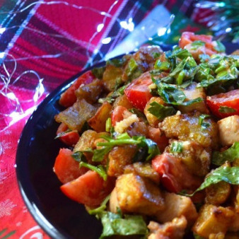 Салат с индейкой и хрустящими баклажанами