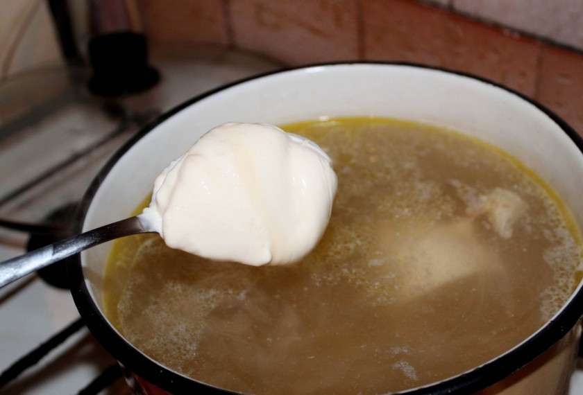 1. Этап. Куриный сырный суп: 2. Когда бульон закипел, - добавляем к нему обжаренную курицу, плавленный сырок, макароны. На маленьком огне варим до готовности макарон, постоянно помешивая.