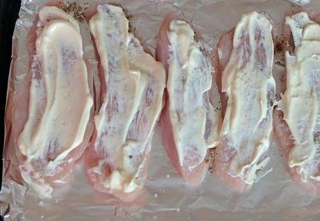 1. Этап. Индейка с вешенками: Теперь смажем каждый кусочек индейки майонезом.