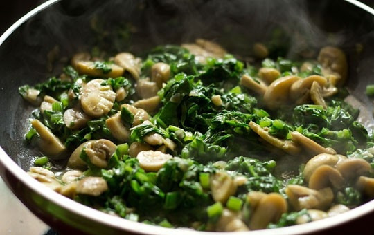 1. Этап. Грибная лазанья: 6. Обжаривайте его, пока он не станет мягким и заметно не уменьшится в размере.