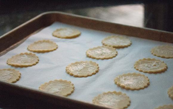 1. Этап. Мини-пирожки на палочке: 2. Выложить на подготовленные противни. Смазать сливочным маслом сверху.