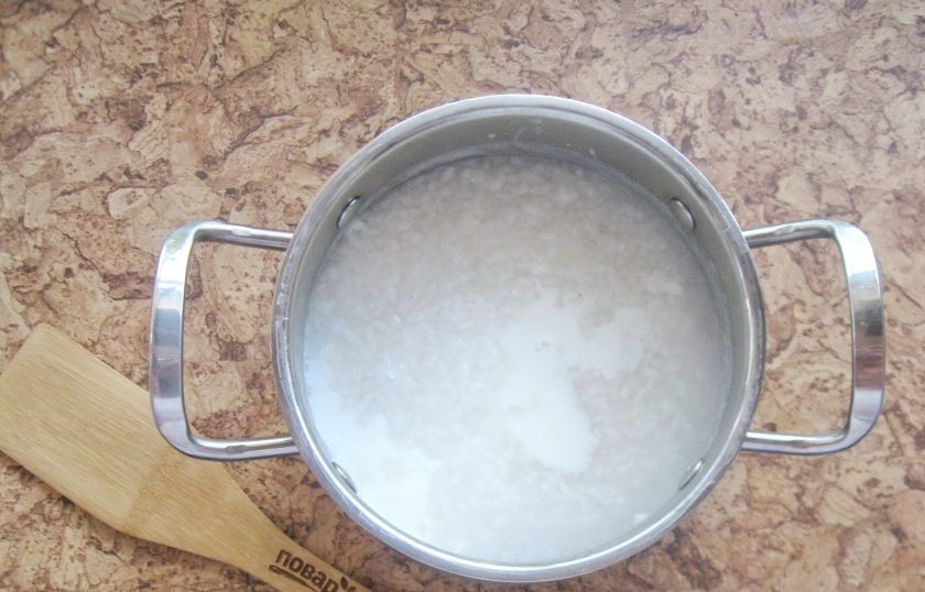 1. Этап. Рисовая молочная каша как в детском саду: Влейте в кастрюлю с кашей теплое молоко, перемешайте.
