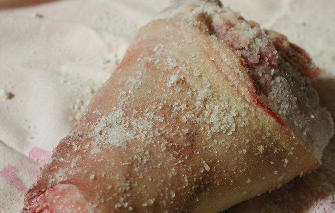 1. Этап. Ветчина из рульки: Размораживаем рульку, моем, чистим. Натираем солью, оборачиваем в ткань. Оставляем в холодильнике на 5 дней.