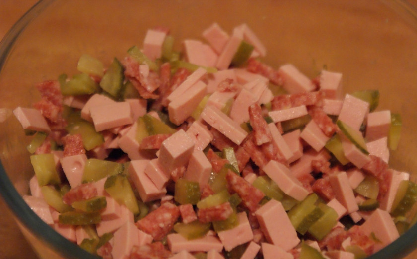 1. Этап. Пицца из дрожжевого теста: 3. Два вида колбасы нарезаем кубиками среднего размера, тоже самое проделываем с огурчиком, все ингредиенты кладем в миску и перемешиваем.