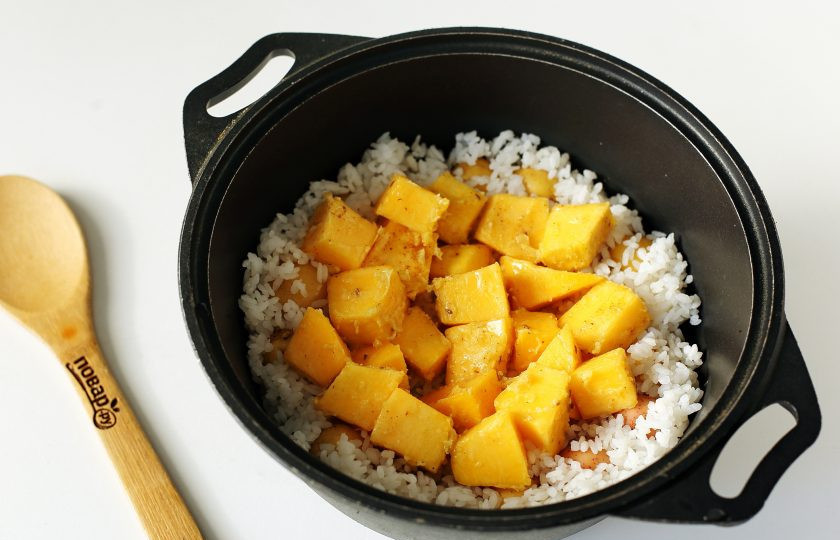 1. Этап. Азербайджанский плов с тыквой: Тыкву выложите поверх риса.