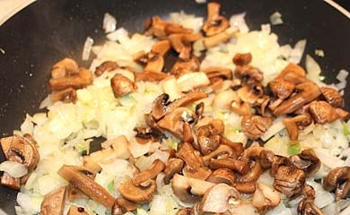 1. Этап. Сырный крем-суп с шампиньонами: 3. Грибочки вымойте, обсушите, измельчите немного. Выложите на сковороду к луку и обжарьте на среднем огне, помешивая. Посолите и поперчите по вкусу.