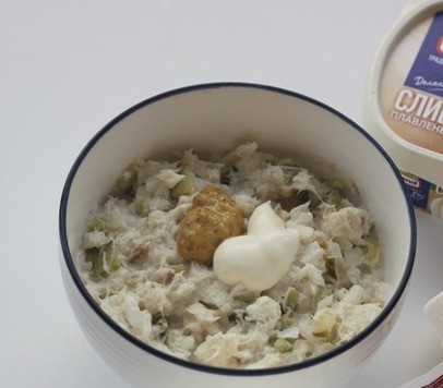 1. Этап. Рыбный паштет: Смешайте в чашке все подготовленные ингредиенты, добавьте по вкусу майонез и горчицу, выровняйте по вкусу. Соль, черный перец на ваше предпочтение.