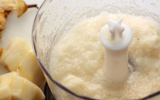 1. Этап. Варенье из груш в микроволновке: Измельчаем фрукты в блендере.