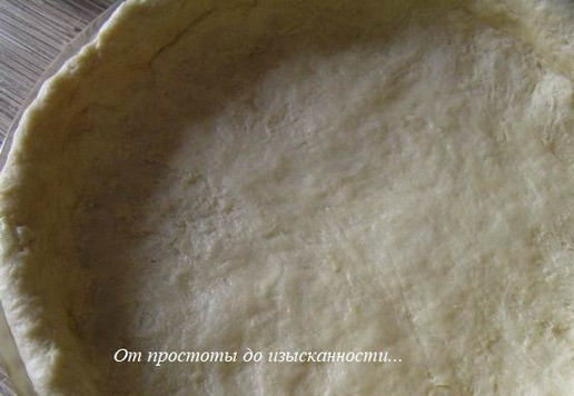 1. Этап. Открытый пирог с вишней: Тесто выложите в форму (диаметром 24-26 см), смазанную маслом, распределите руками, сделав бортики.