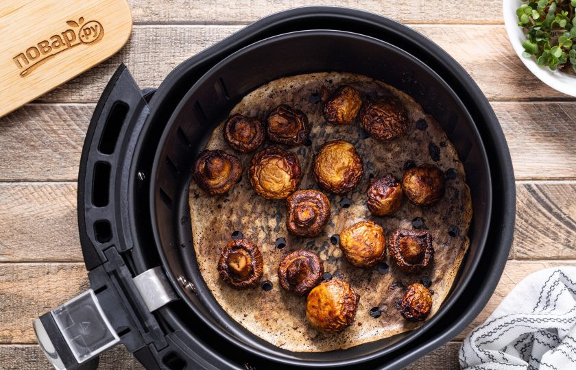 1. Этап. Шампиньоны в аэрогриле: Переворачивать грибы не обязательно, но лучше хотя бы раз открыть аэрогриль и проверить шампиньоны. Время приготовления будет зависеть от размера грибов.