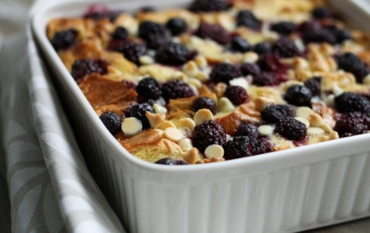 1. Этап. Хлебно-ягодный пудинг: 5. Достаньте готовый пудинг из духовки и немного остудите, а затем нарежьте кусочками и подавайте к столу.