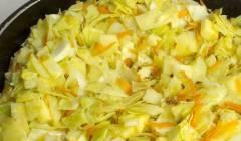 1. Этап. Овощное рагу с картофелем и капустой: Добавляем картофель в сковороду и обжариваем еще 3-4 минуты.