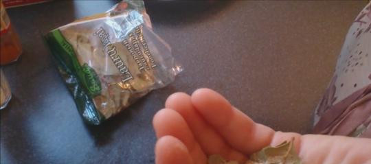 1. Этап. Плов из окорочков: 8. Берем приправы и лавровый лист, выкладываем внутрь и отдельно кипятим воду.