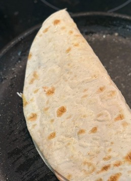 1. Этап. Омлет в лаваше-кругляше: Накрыть второй половиной лаваша