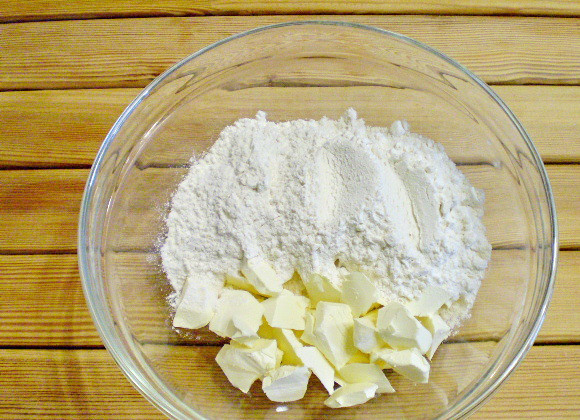 1. Этап. Печенье с начинкой: 2. Перетираем руками маргарин и просеянную муку. Делать нужно это быстрыми движениями, чтобы маргарин не растаял.