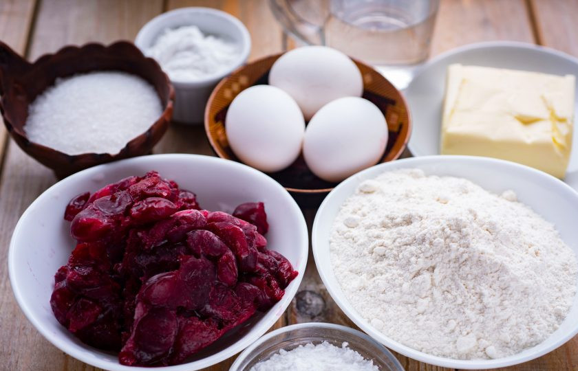 1. Этап. Пирог с замороженной вишней и безе: Все ингредиенты подготовьте сразу же. Замороженную вишню размораживать не надо.