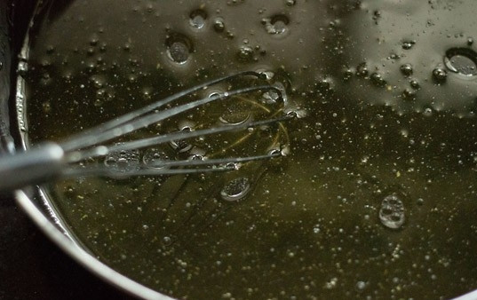 1. Этап. Шоколадно-вишневый торт: 4. Добавьте растительное масло и ванильный экстракт.