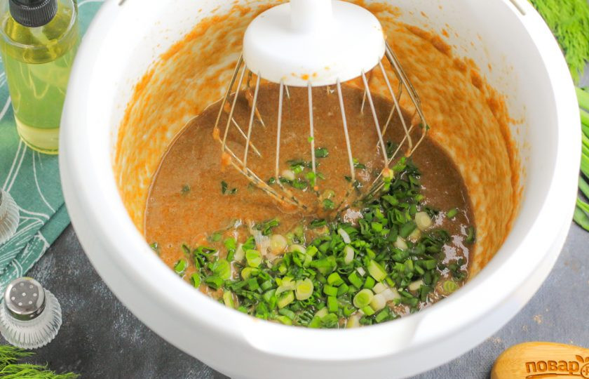 1. Этап. Взбитая икра карася: Мелко измельчите промытый зеленый или репчатый лук, добавьте нарезку в емкость и еще раз взбейте 2-3 минуты.