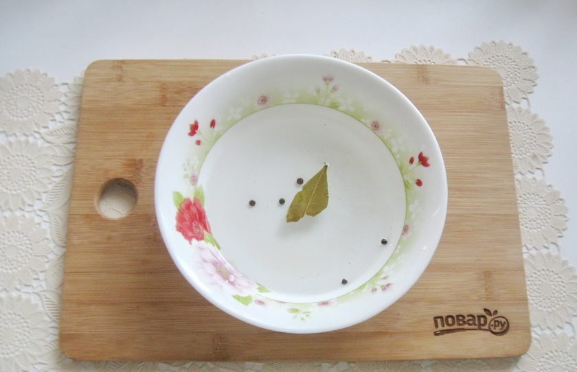 1. Этап. Маринованные шампиньоны на зиму: Залейте крутым кипятком и перемешайте.