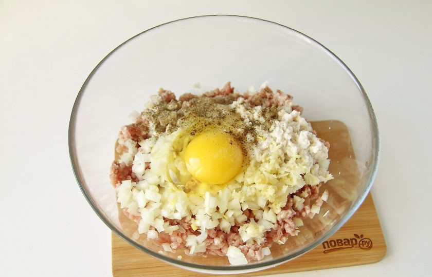 1. Этап. Котлеты во фритюре: Добавьте к нему замоченный, но отжатый руками хлеб, нарезанный кубиками лук, измельченный чеснок, одно яйцо, соль и перец по вкусу. Для сочности можно добавить к фаршу 30-50 мл. холодной воды.