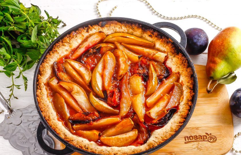 1. Этап. Песочный пирог с грушами и сливами: Подавайте аппетитный пирог к столу прямо в форме.