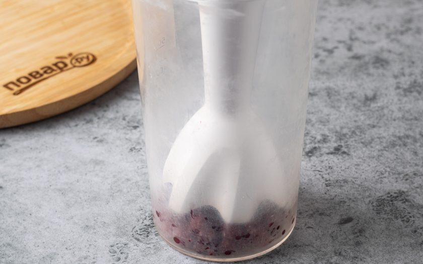 1. Этап. Грушевый коктейль с шампанским: Клюкву измельчите с помощью блендера.