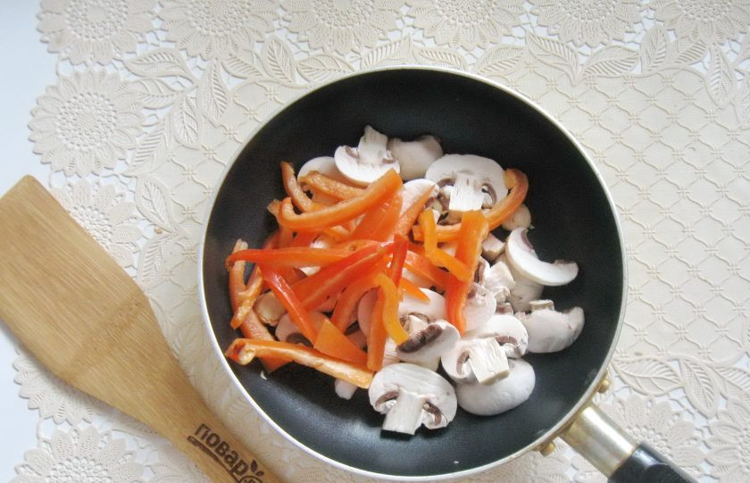 1. Этап. Овощи по-тайски: Добавьте нарезанный соломкой болгарский перец.