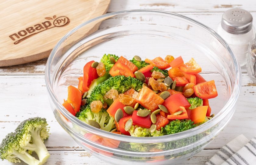 1. Этап. Брокколи с творожным сыром: Добавьте тыквенные семечки и изюм.