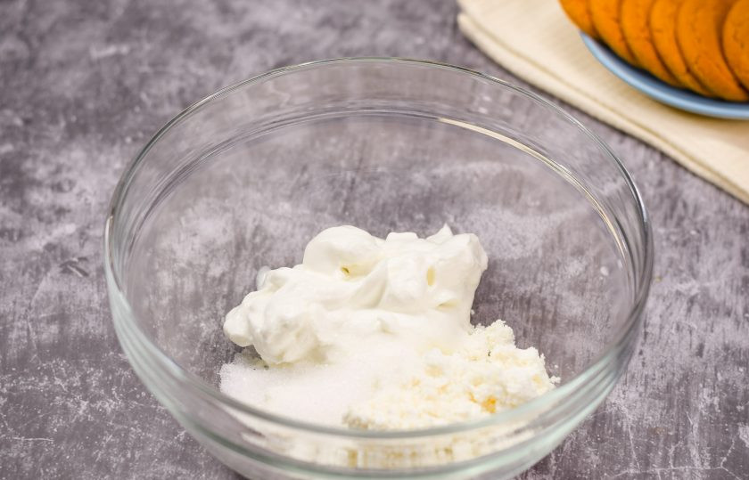 1. Этап. Вишневый десерт: В отдельную глубокую миску переложите творог и сметану, добавьте ванильный сахар.