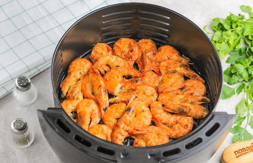 1. Этап. Креветки в аэрофритюрнице: Активируйте на таймере 15 минут при температуре 160 градусов и поместите чашу в технику. Если у вас в наличии крупные креветки, то добавьте еще 5 минут для их запекания.