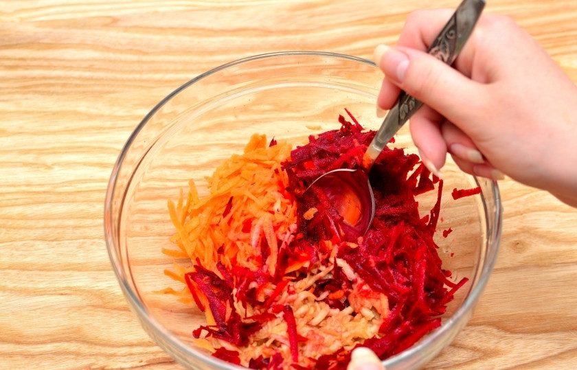 1. Этап. Свекольный салат с яблоком: Смешайте в салатнице. Заправьте оливковым маслом и посолите по вкусу.