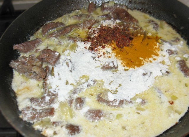 1. Этап. Говядина с макаронами: Потом добавьте муку и шафран, посолите по вкусу. По желанию можете еще добавить сушеный болгарский перец. Готовьте, пока масса не загустеет.