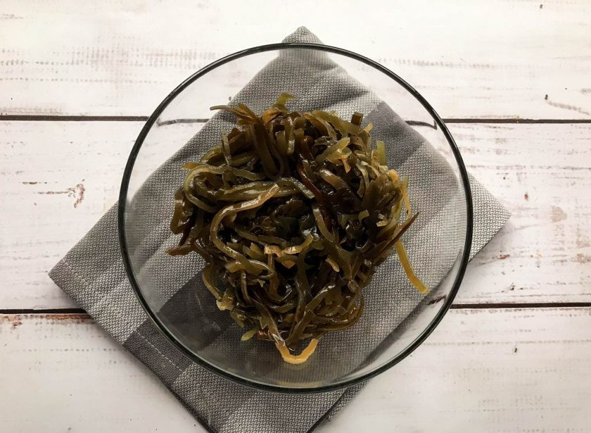 1. Этап. Салат с морской капустой и шпротами: Морскую капусту выложите в глубокую тарелку.