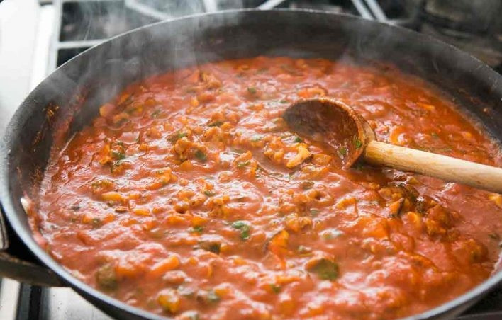 1. Этап. Запеченные спагетти: 4. Влейте в сковороду томатный соус, воду, верните обратно колбаски, доведите все до кипения и тушите 15 минут.