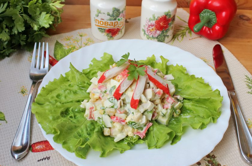 1. Этап. Зеленый салат с крабовыми палочками: Салат с крабовыми палочками и зеленью готов. Подавайте на закуску.