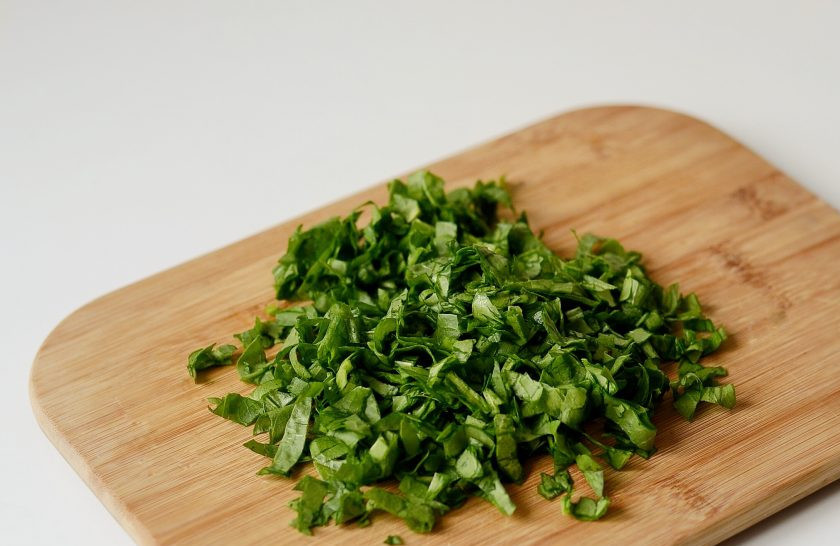 1. Этап. Слойки с щавелем: Щавель промойте и обсушите. Отрежьте стебли, затем тонко нарежьте листья.