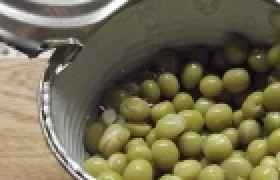 1. Этап. Салат Оливье традиционный: Открыть банку с горошком, слить маринад.