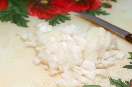 1. Этап. Салат с красной рыбой слоями: 2. Очистите лук и нарежьте мелкими кубиками.