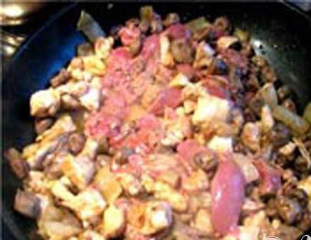 1. Этап. Меурав Иерушалми: 3. Минут десять все это жарим, перемешивая. Огонь должен быть сильный. Печенку порежем такими же кусочками как и все остальные кусочки, и добавляем на сковороду. Сюда же добавляем специи. Снова все обжариваем, перемешивая.