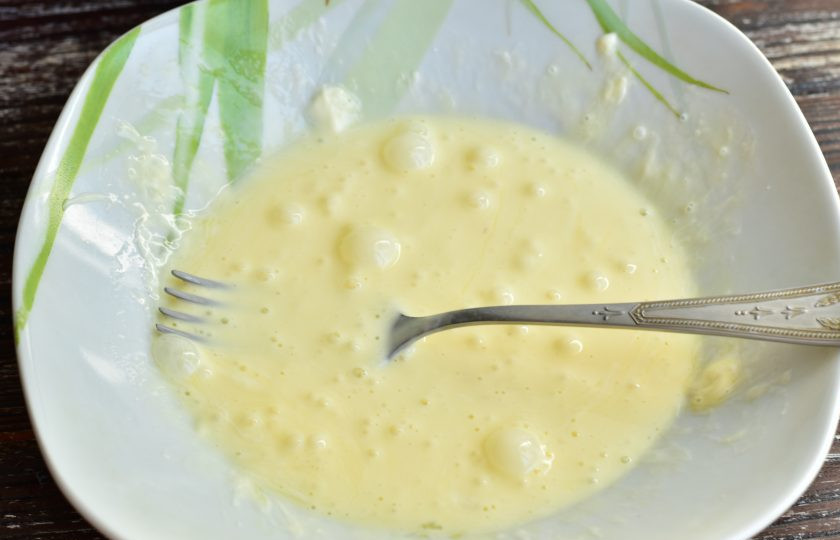 1. Этап. Запеканка из макарон с овощами: В миске взболтайте вилкой яйцо и майонез.