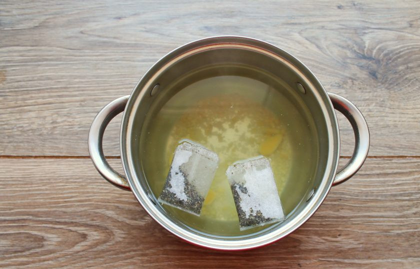 1. Этап. Холодный зеленый чай: Удалите из кастрюли дольки имбиря и добавьте в кастрюлю зеленый чай.