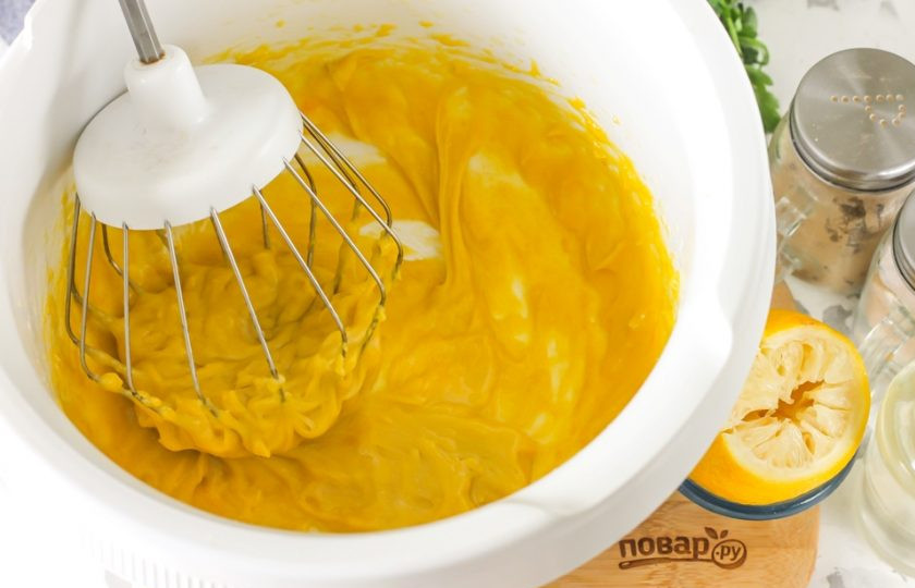 1. Этап. Майонез с горчичным порошком: Когда майонез будет готов, влейте в емкость лимонный сок и еще раз все взбейте. Сок лимона можно заменить яблочным или 6% уксусом.